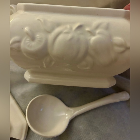 Vintage Soup Tureen / gravy boat. White ceramic with ladle. Made in Japan. 1 Qt - Picture 7 of 13